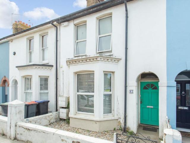 Flat for sale in The Bridge, Kent