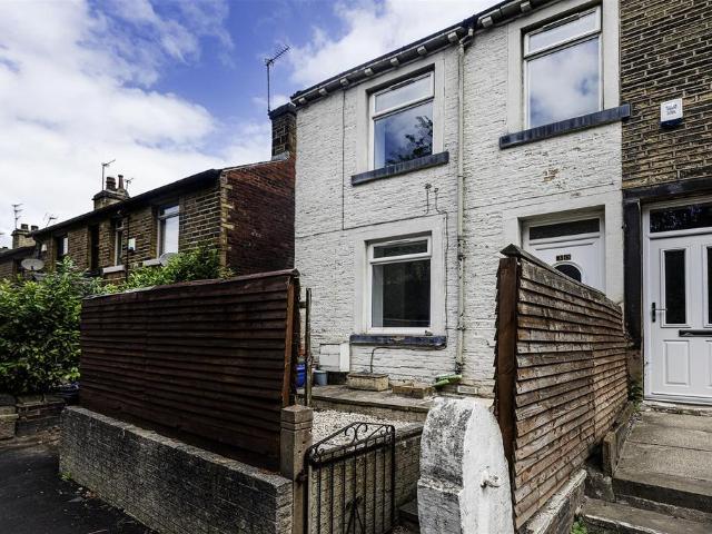 House for sale in Lindley, West Yorkshire