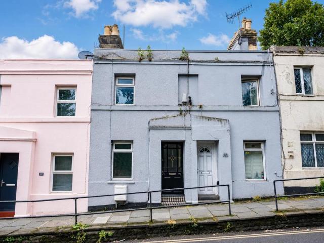 House for sale in Bohemia, Guestling Green