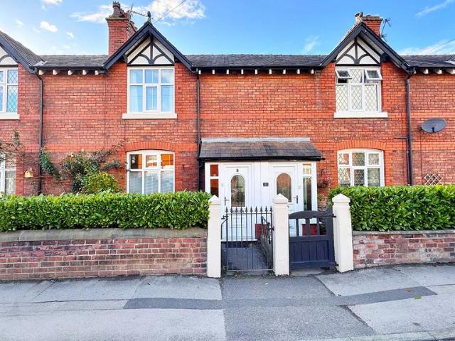 House for sale in Poynton-with-Worth, Poynton