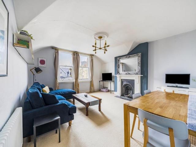 Flat for sale in Queen's Park, Greater London