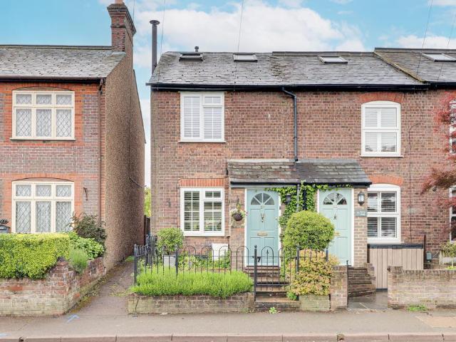 House for sale in Hatching Green, Five Acres