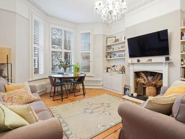 Flat for sale in Balham, Greater London