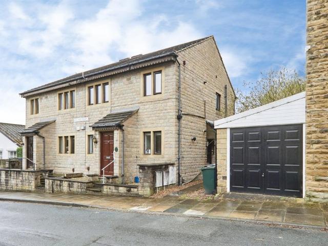 Flat for sale in Cottingley, West Yorkshire