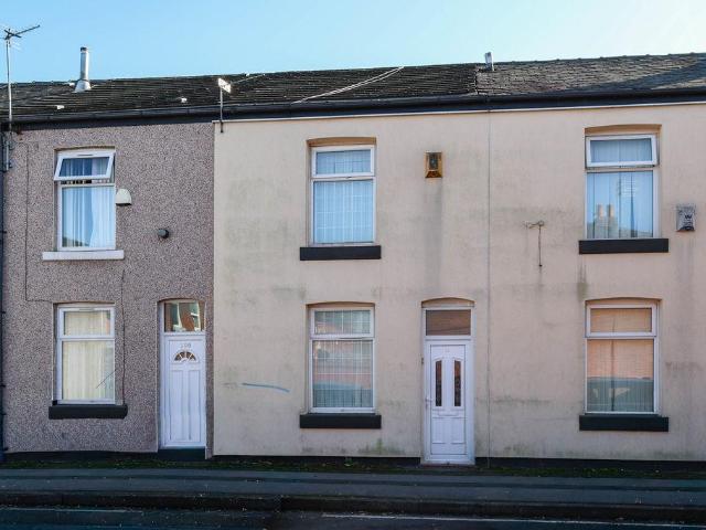 House for sale in Lower Place, Burnedge