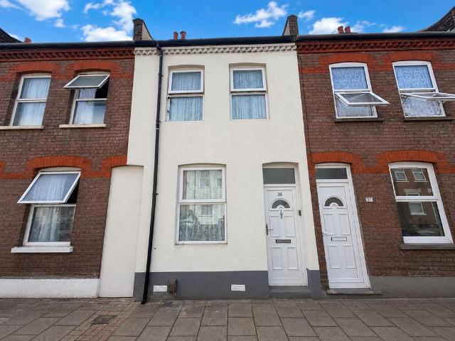 House for sale in Spring Park, Luton