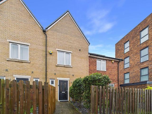 House for sale in Dee Park, Reading