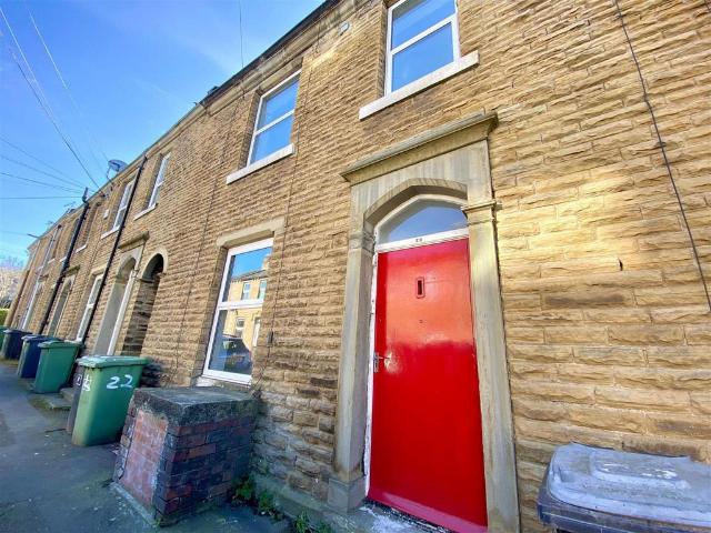 House for sale in Hillhouse, Almondbury