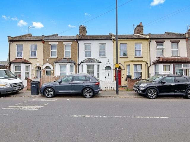 House for sale in Ponders End, Greater London