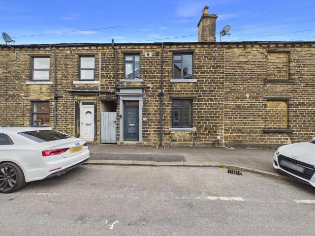 House for sale in Lindley, West Yorkshire