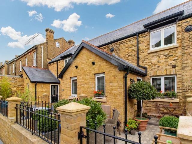 House for sale in Upton, Acol