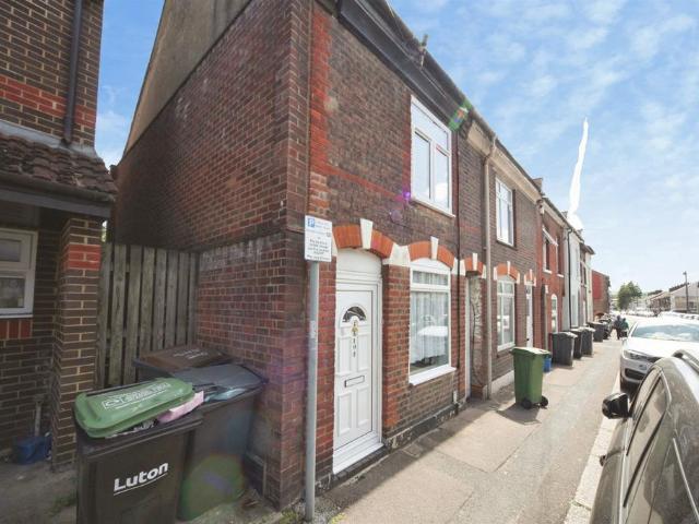House for sale in Spring Park, Luton