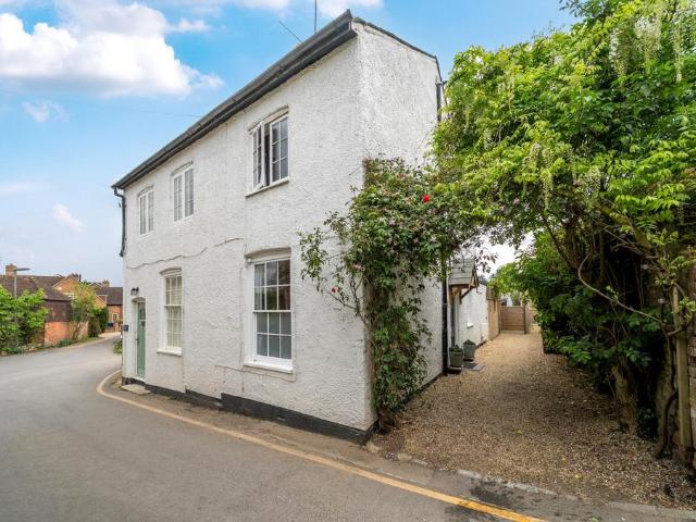 House for sale in Fole, Surrey
