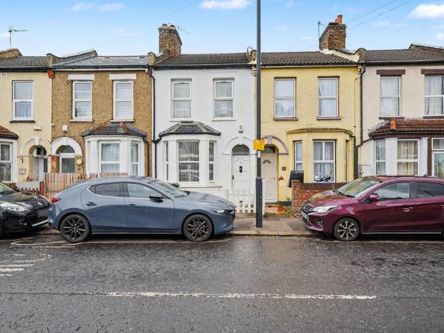 House for sale in Ponders End, Greater London