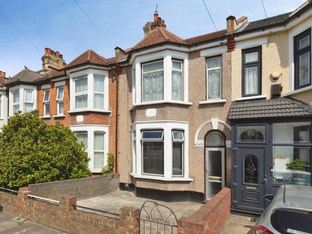 House for sale in Seven Kings, Greater London