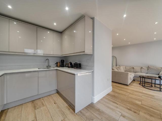 House for sale in London Borough of Merton, Mitcham