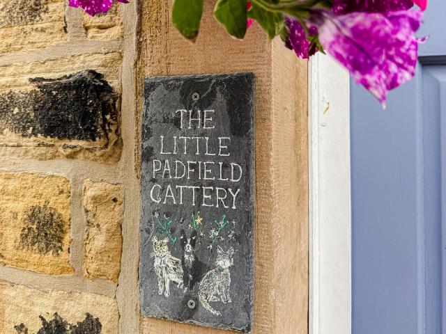 House for sale in Little Padfield, Charlesworth