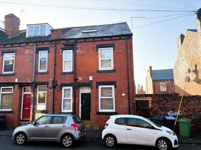 House for sale in Hyde Park, West Yorkshire