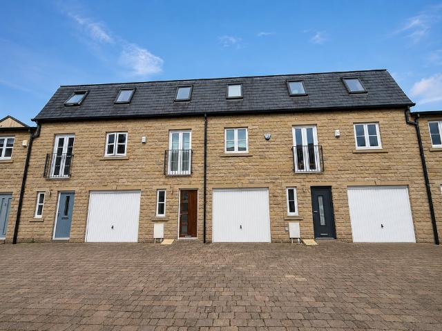 House for sale in Greaves, Bare