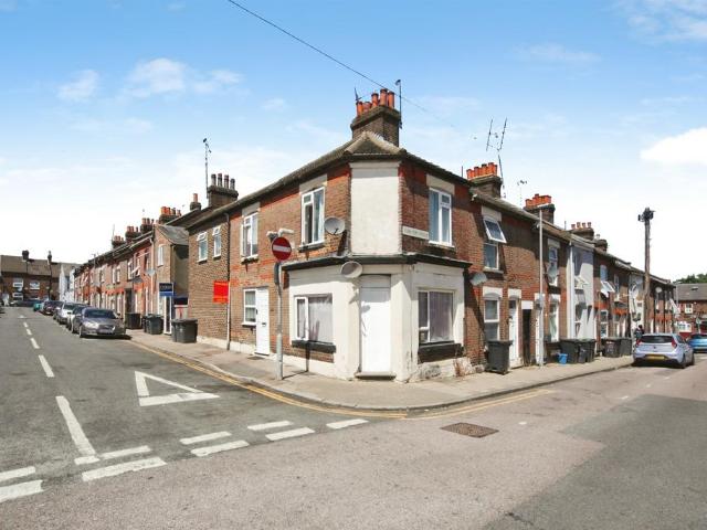 House for sale in Spring Park, Luton