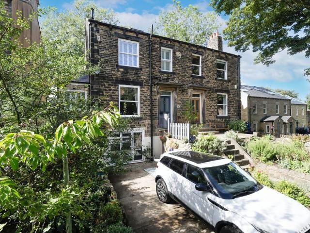 House for sale in Farsley, West Yorkshire