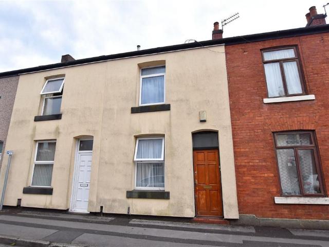 House for sale in Lower Place, Burnedge