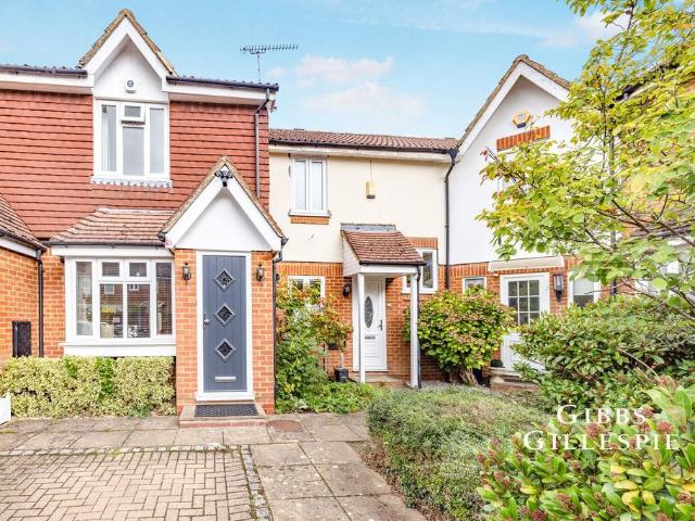 House for sale in Little Stanmore, Greater London