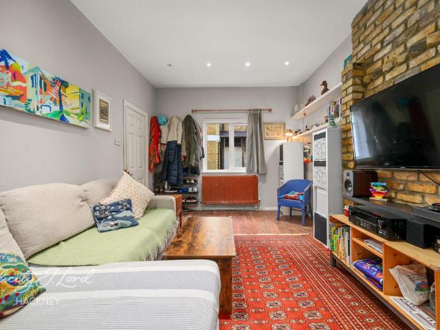 House for sale in Shacklewell, Greater London