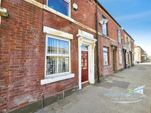 House for sale in Lower Place, Burnedge