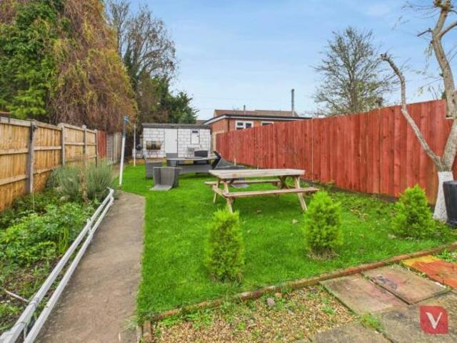 Cottage for sale in Spring Park, Luton