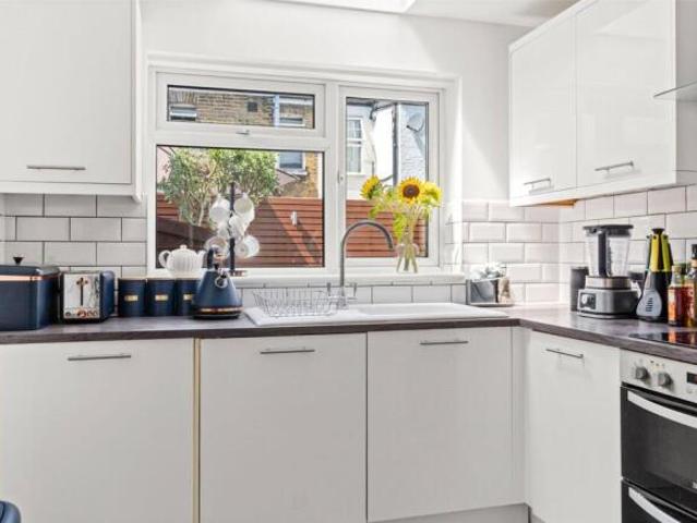 Cottage for sale in Twickenham, Greater London