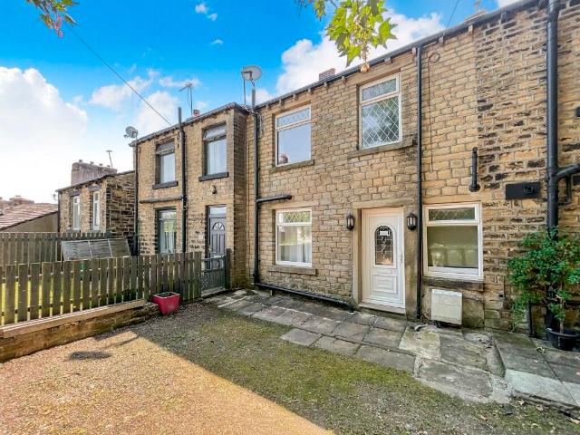 Terraced House for sale in Huddersfield