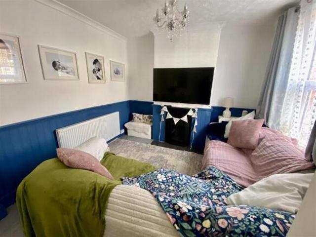 Cottage for sale in Swindon