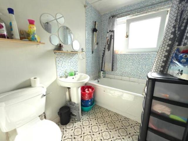 Cottage for sale in Luton, England