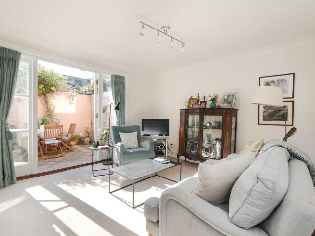 Terraced House for sale in Barnes