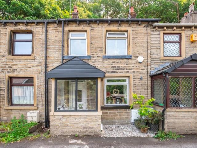 Terraced House for sale in Armitage Bridge