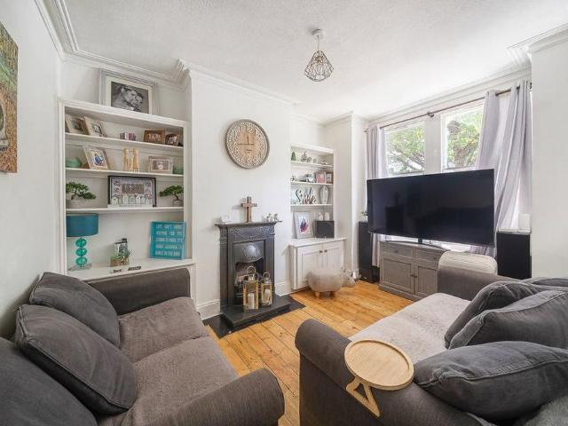House for rent in London Borough of Merton, Raynes Park