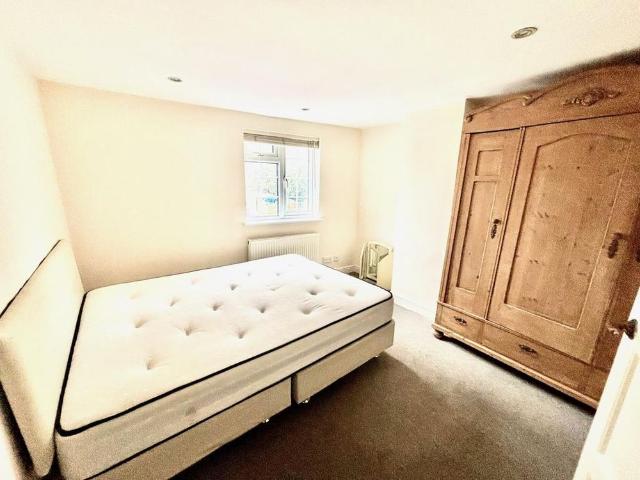 House for rent in Row Town, Surrey