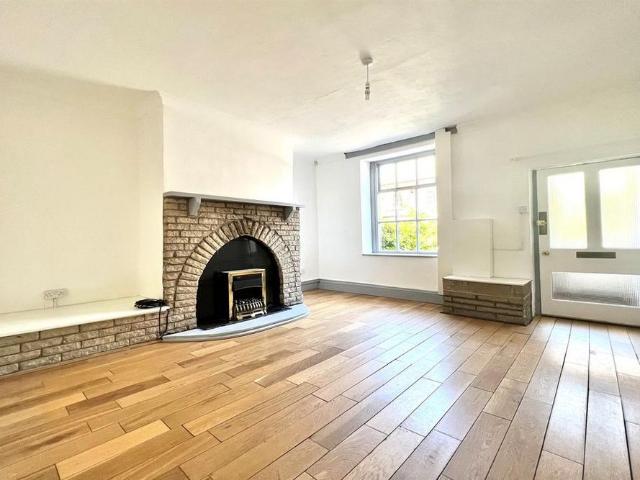 House for rent in Whitfield, Charlesworth
