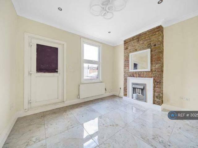 House for rent in Whitton, Greater London