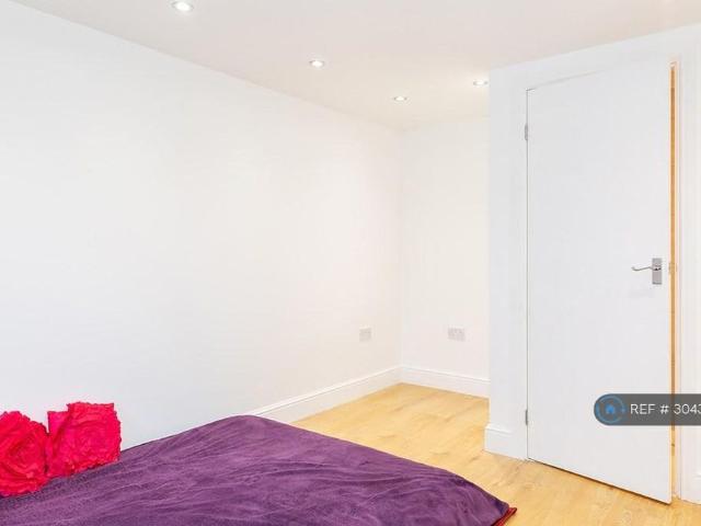 House for rent in Blackhills, Surrey