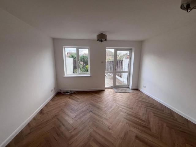 House for rent in Heol-las, Surrey