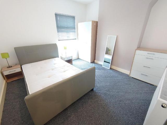 House for rent in Elm Park, Calderstones