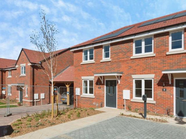 House for rent in Heol-las, Surrey