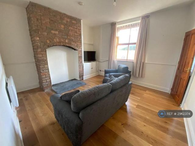 House for rent in Peak Dale, Charlesworth