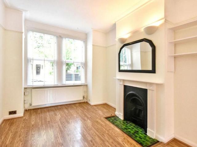 House for rent in The Apostles, Greater London