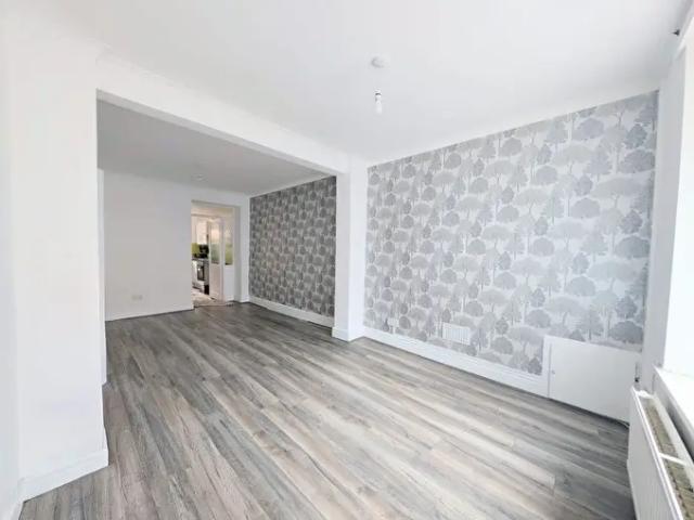 Apartment for rent in Penrhiwceiber, Miskin