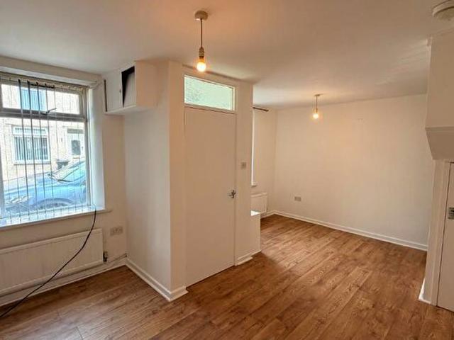 Apartment for rent in Troed-y-rhiw, Troedyrhiw