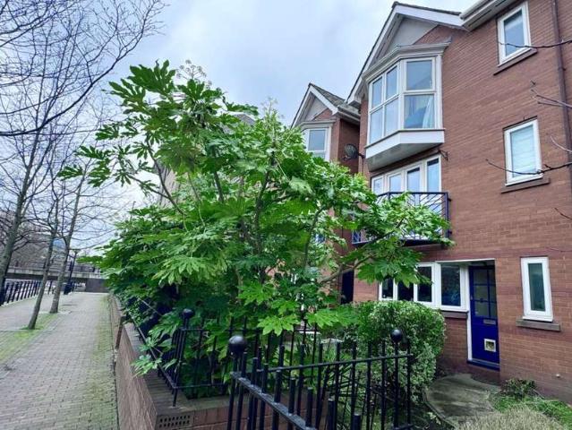 Townhouse for sale in Salford Quays, Salford
