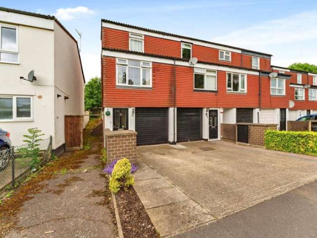 Townhouse for sale in Cowley, Greater London